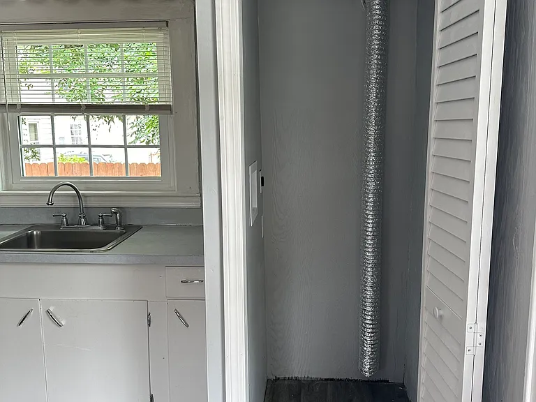 2 Adelaide Ave #B — Photo 7
