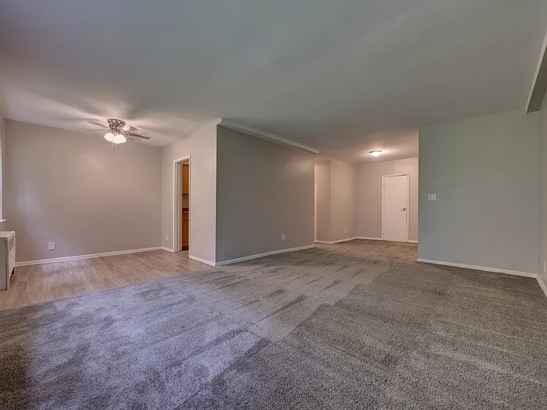 Riverhill Apartments — Photo 15