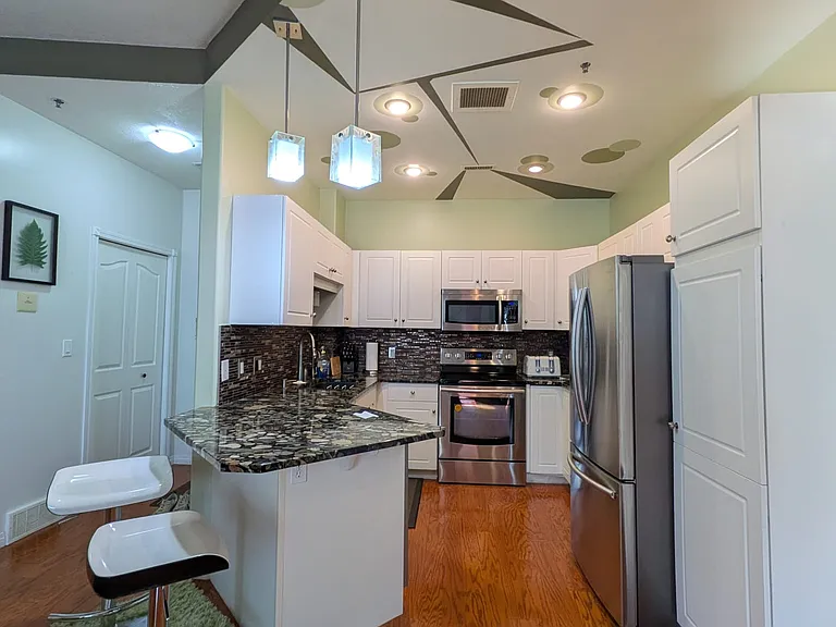 1901 Victoria Ave #206 — Photo 3