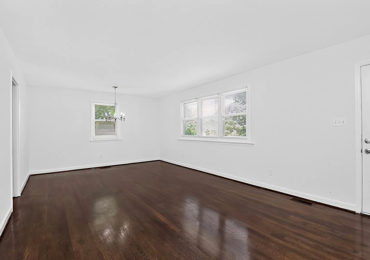 Lovely Three Bedroom Home in Amity Gardens! — Photo 3