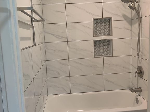 Tub/Toilet Area