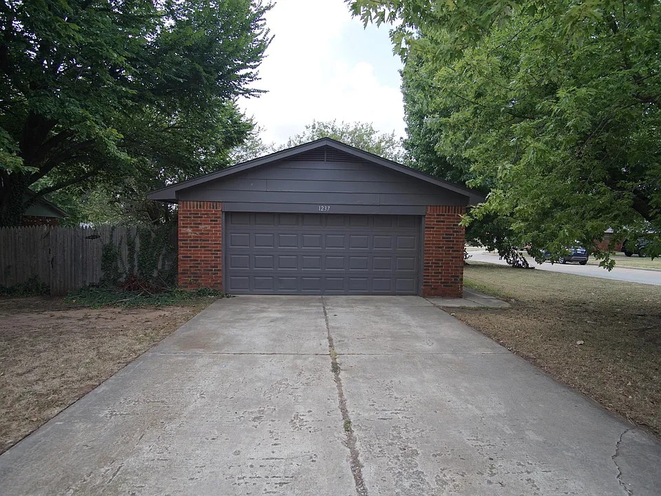 1237 Cathy Ln