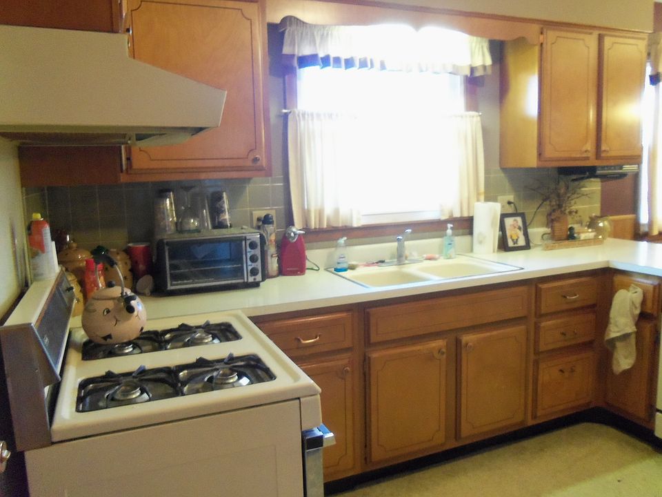 1st image of 613 E Jefferson St