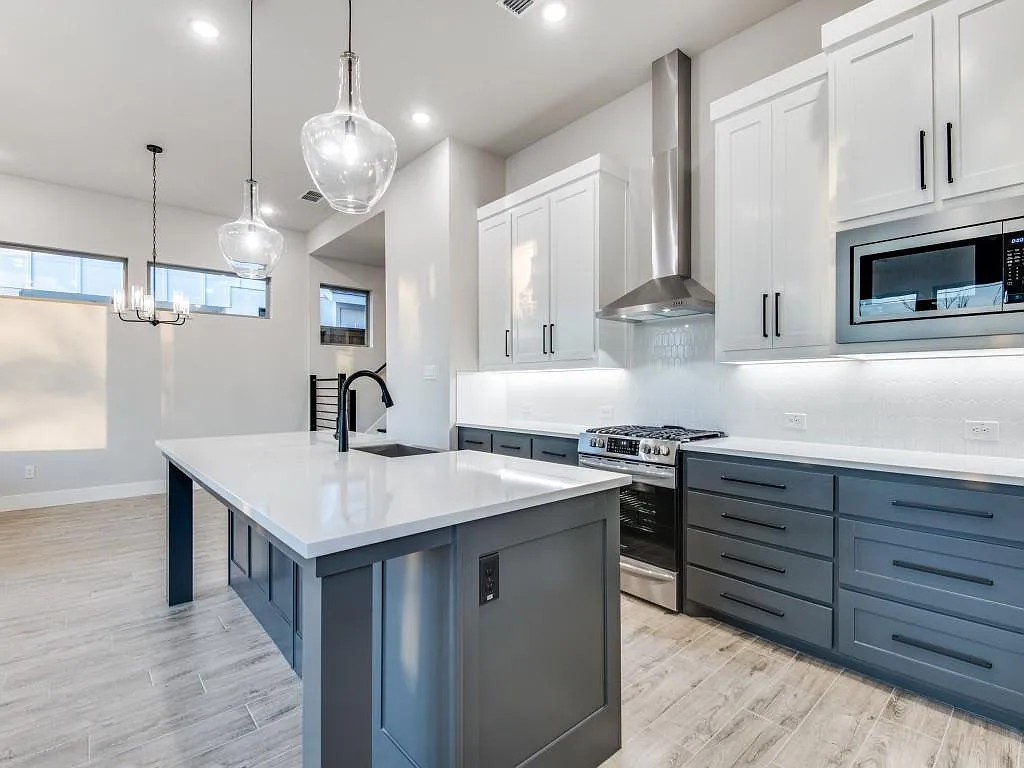 3 bed, 2343 sqft, $2,800 — Photo 4
