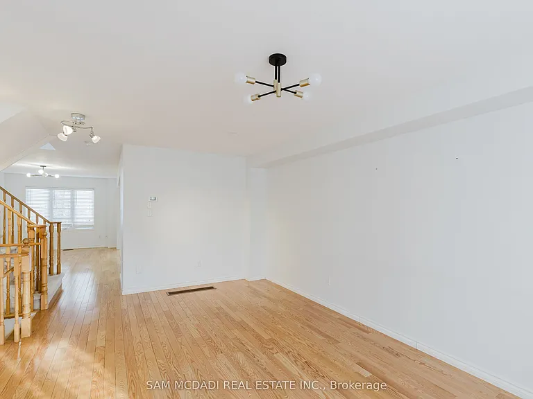 1260 Lamont Cres — Photo 3