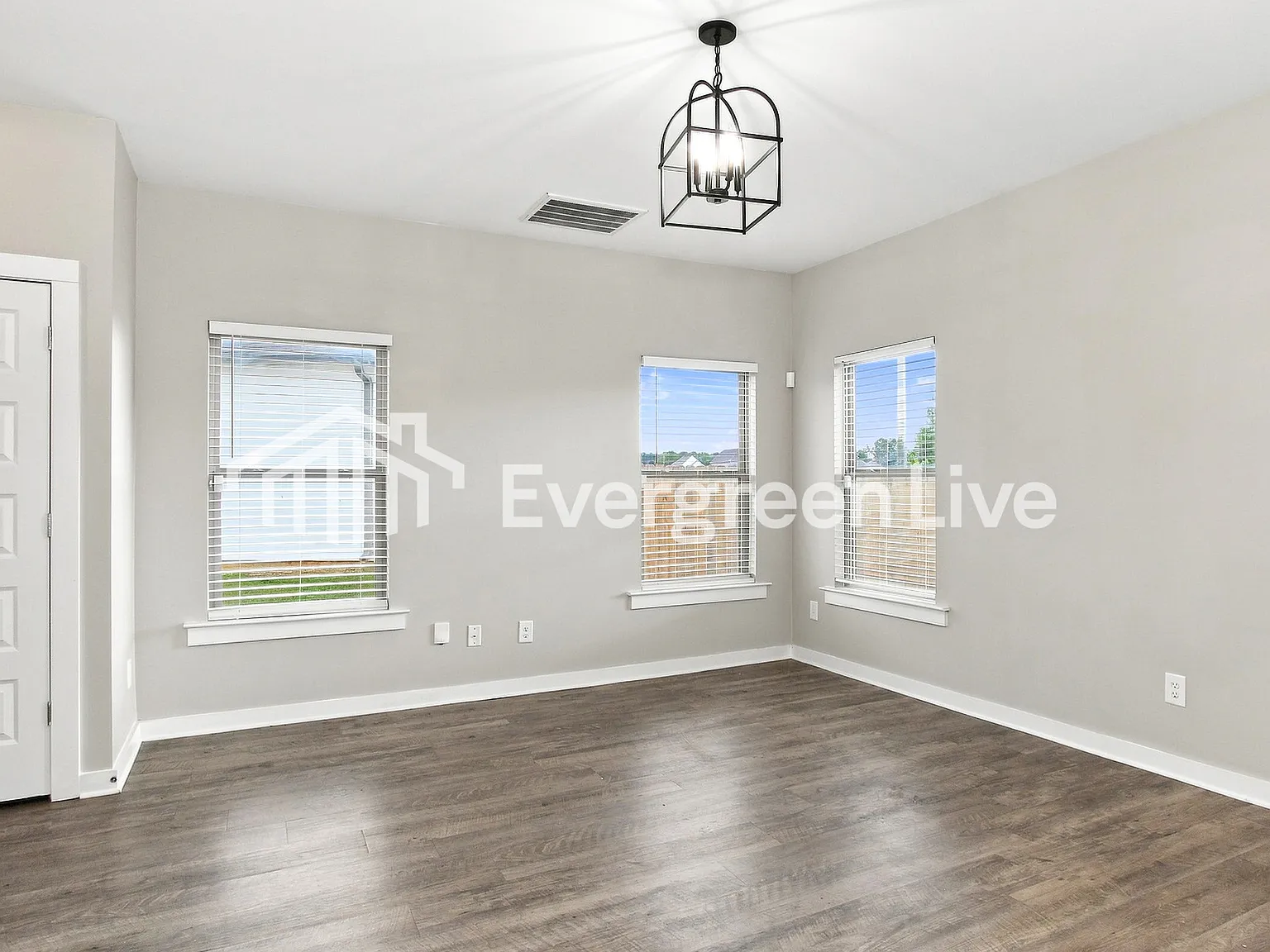 3 bed, 3.0 bath, 1268 sqft, $1,545 — Photo 4