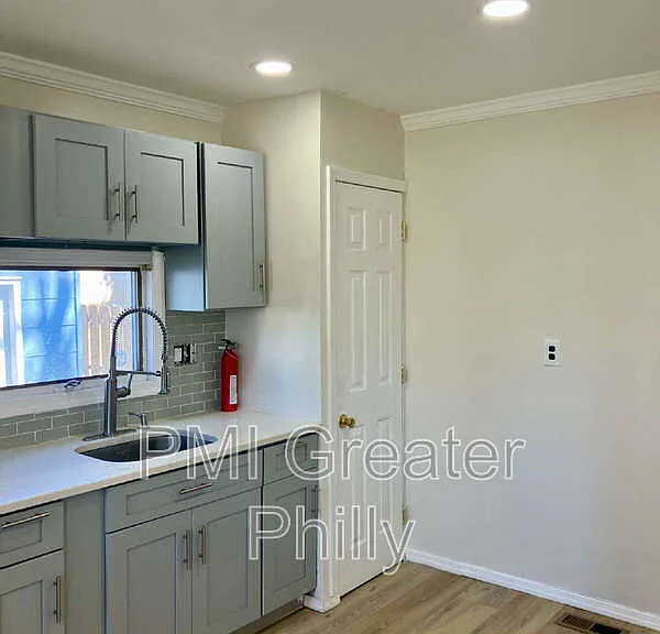 1523 W Cheltenham Ave — Photo 4