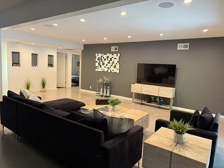 5751 Corteen Pl — Photo 33