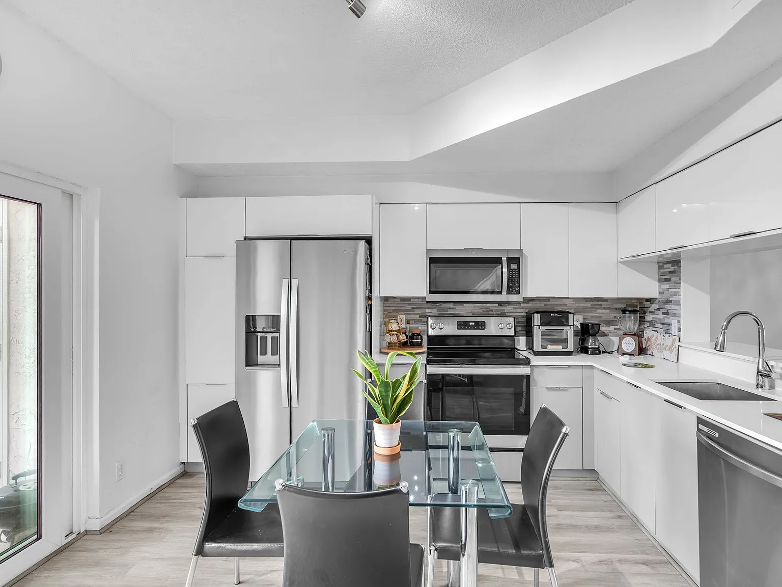 3 bed, 2.5 bath, 1170 sqft, $2,900 — Photo 3