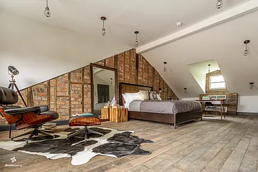 Rented by Dixon Advisory USA Inc.