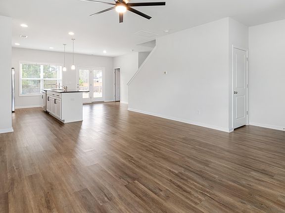 4th image of 173 Clydesdale Cir