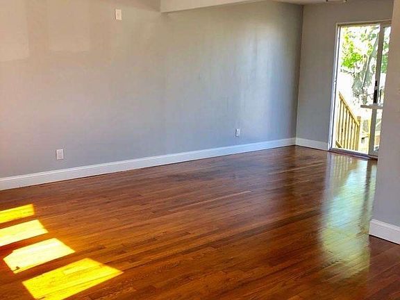 4th image of 303 Nassau Ave