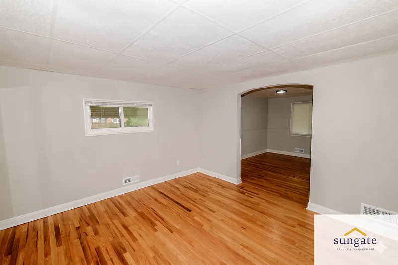 3 bed, 1.0 bath, 1008 sqft, $1,750 — Photo 3