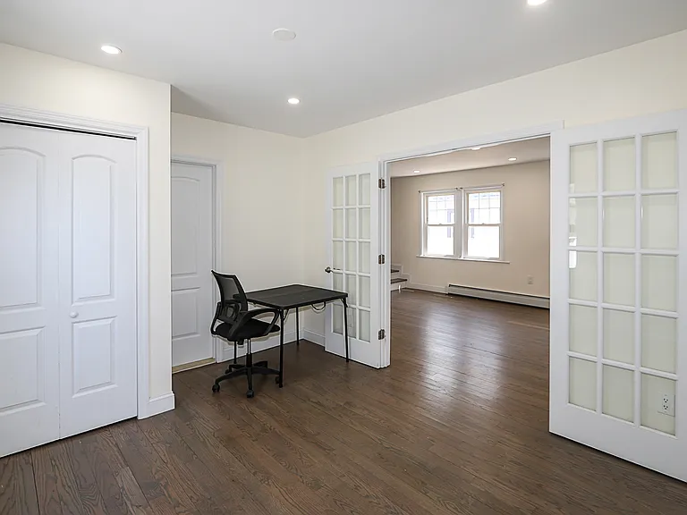 987 Kings Pkwy — Photo 17