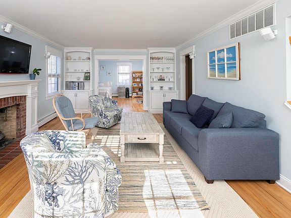 5th image of 206 East Dr