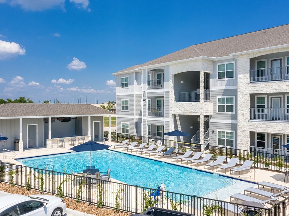 Silverwood at Hackberry Creek Apartments Pool