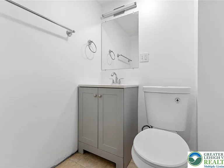 409 E Washington Ave — Photo 5