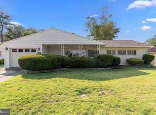 87 Oaktree Dr, Levittown, PA 19055