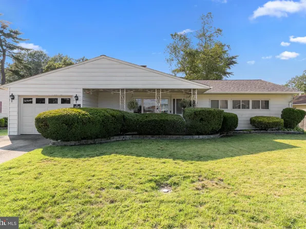 87 Oaktree Dr, Levittown, PA 19055