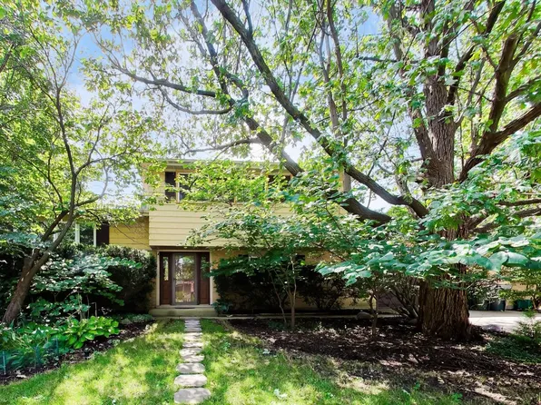 915 W Frontenac Dr, Arlington Heights, IL 60004