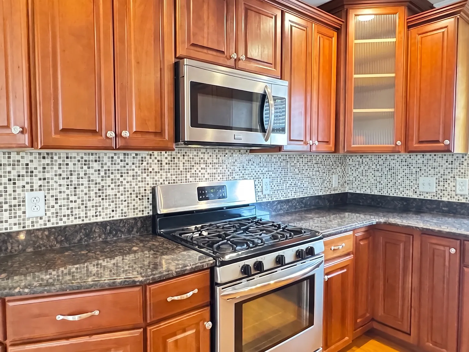 3 bed, 2.5 bath, 1586 sqft, $3,300 — Photo 4