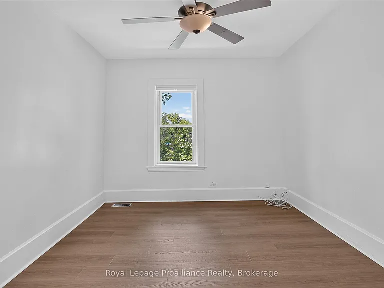 367 Edinburgh St — Photo 17