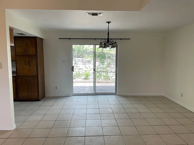 2200 San Jacinto Dr — Photo 2