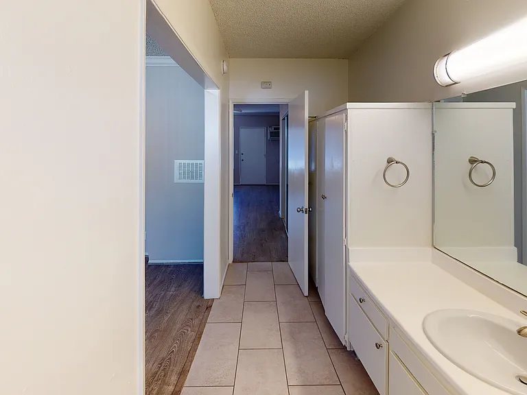 11921 Chandler Blvd — Photo 15