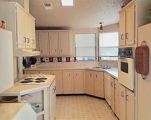 2nd image of 2321 Primavera Ave