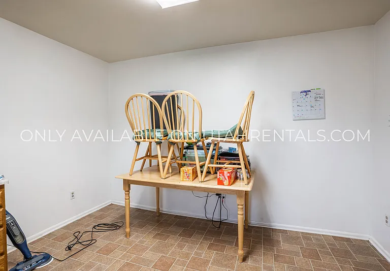 141 N Center St — Photo 7