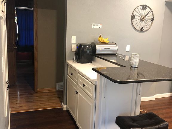 Sitting Island in kitchen 