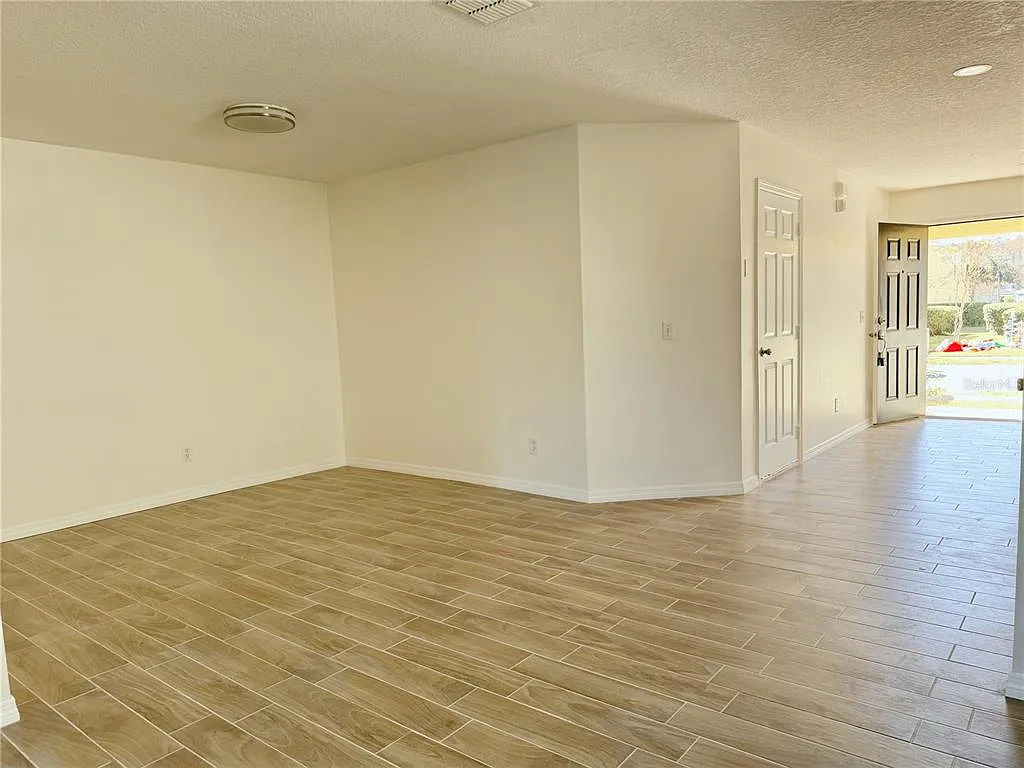 3 bed, 2.0 bath, 1872 sqft, $2,100 — Photo 3