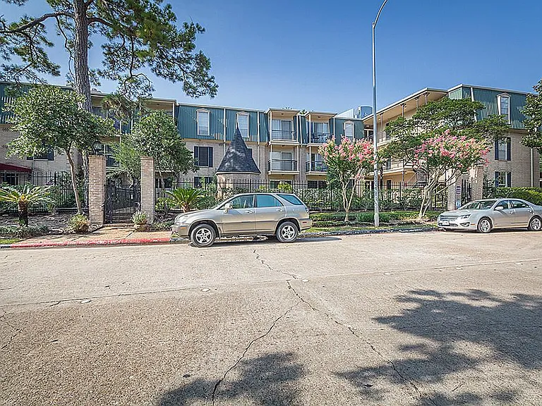 4515 Briar Hollow Pl #304 — Photo 4