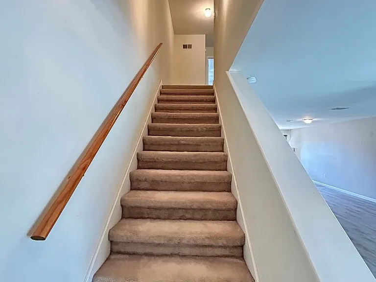 211 Greenbriar Dr — Photo 7