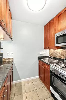 3rd image of 50 King St APT 7D