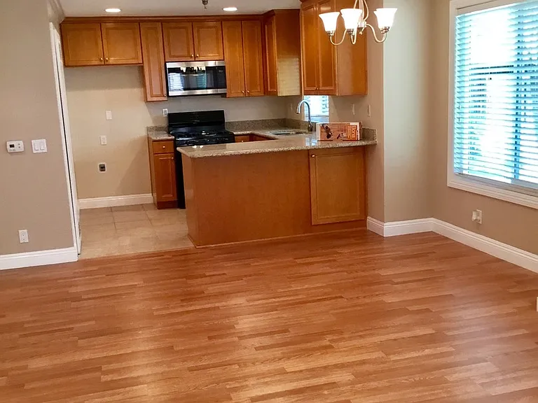 252 S Poplar Ave — Photo 1