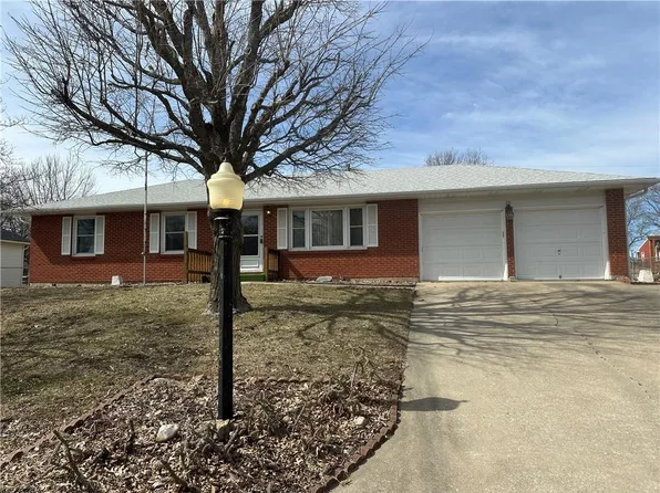 29 Winthrop Dr, Lexington, MO 64067
