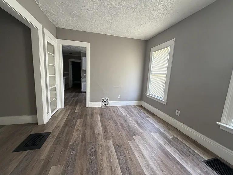 215-217 Emerson St — Photo 6