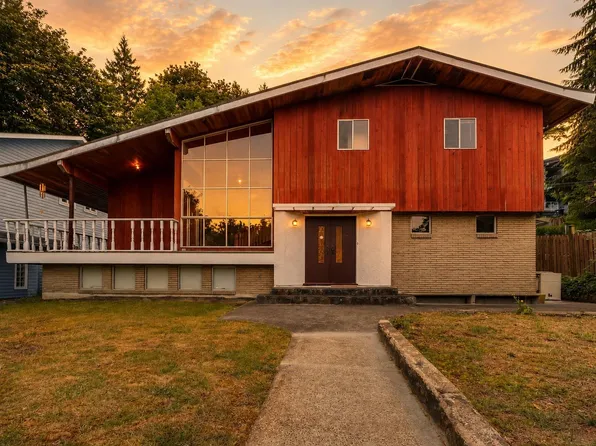 2337 Saint George St, Pt Moody, BC V3H 2G3