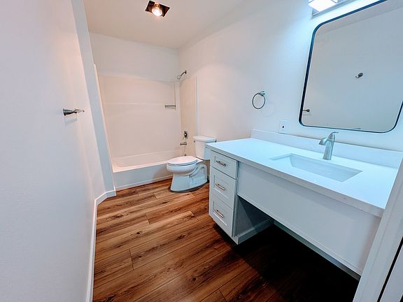 3rd image of 3622 California Ave SW APT 201
