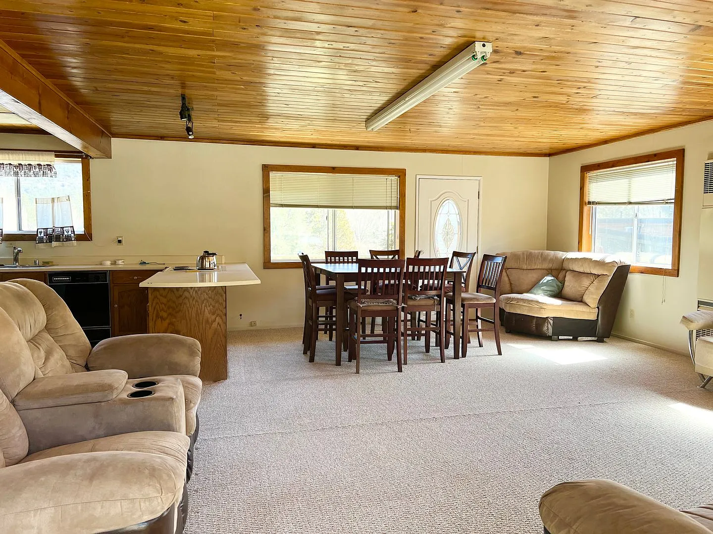 Large Home With Huge Bonus Area — Photo 4