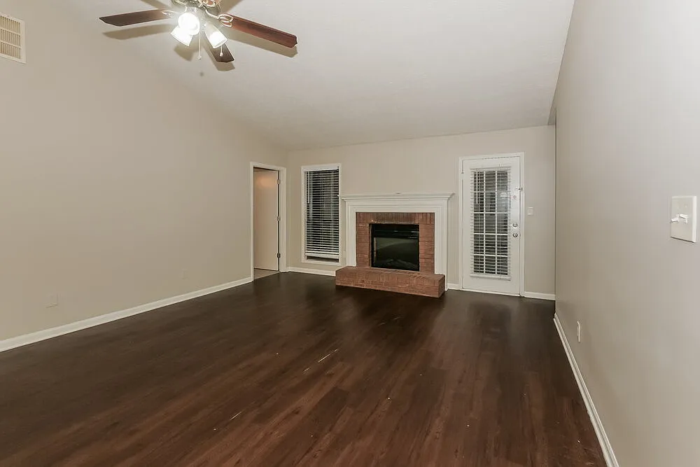 3 bed, 2.0 bath, 1588 sqft, $1,805 — Photo 3