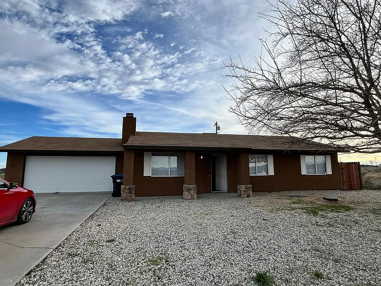 9120 Peach Ave — Photo 2