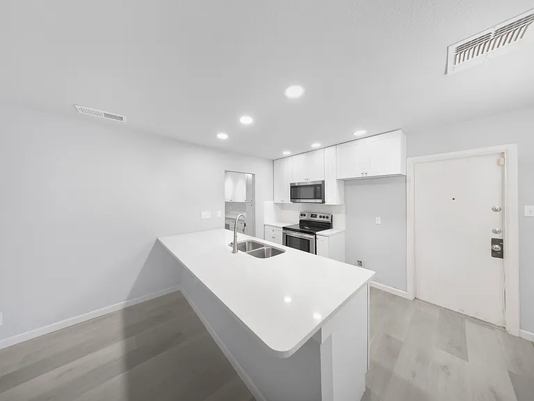 4243 Greystone Dr — Photo 2