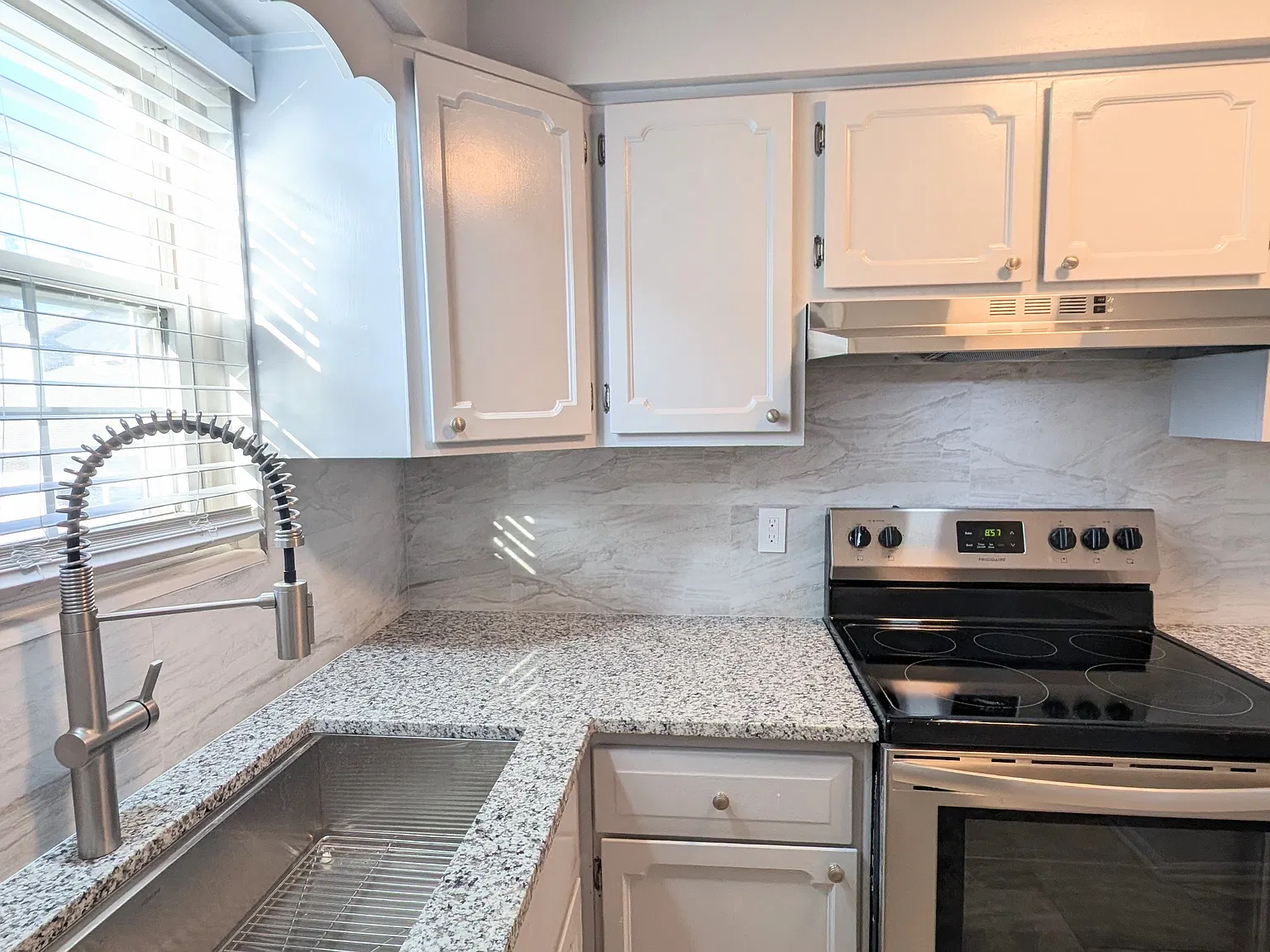 2 bed, 1.5 bath, 1056 sqft, $1,700 — Photo 2