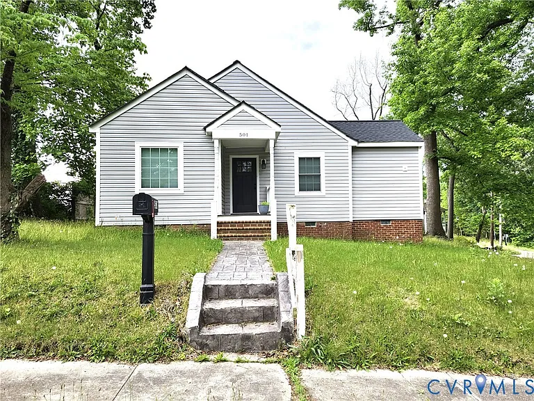 501 Pelham Dr — Photo 1
