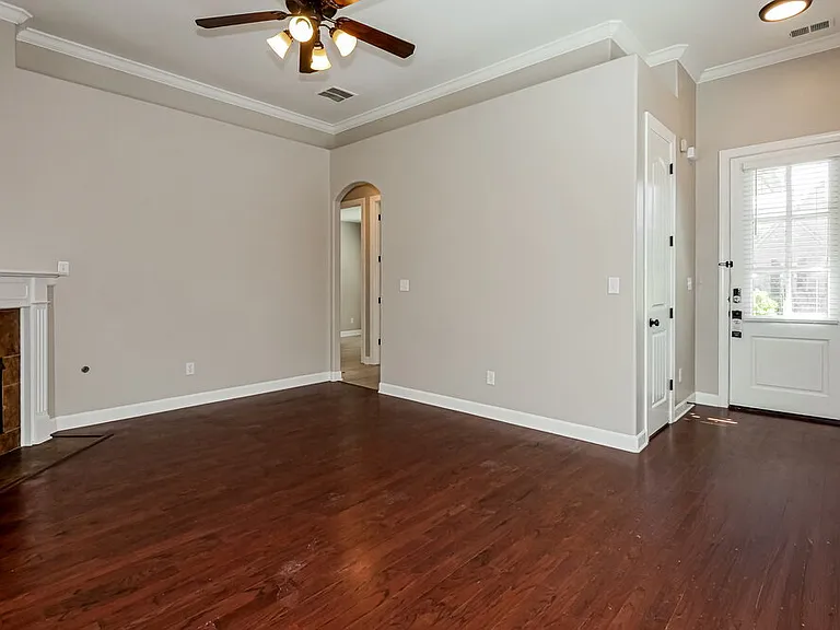 1941 Rochelle Ln — Photo 4