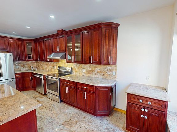 3rd image of 400 E 78th St APT 10