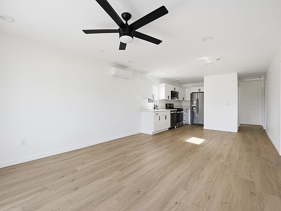 4th image of 746 Cotton St #B