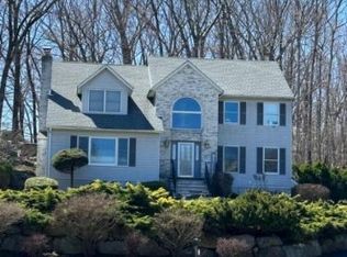 11 Woodlot Rd, Bloomingdale, NJ 07403